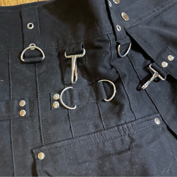 Black kilt with chrome details - Picture 2 of 3